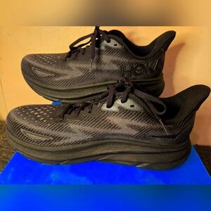 Womens Hoka Clifton 9 SIZE 9B Black on Black shoes